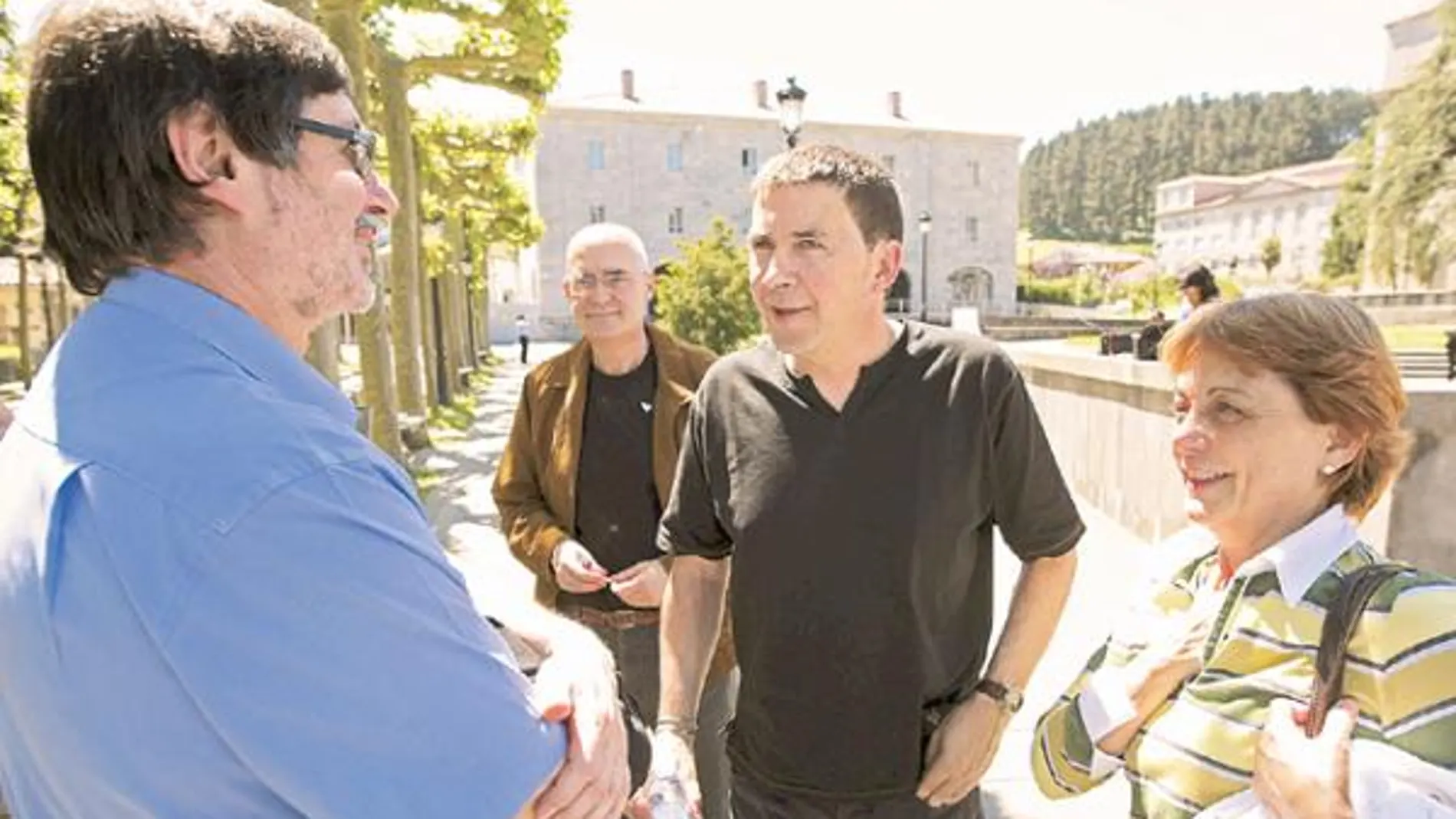 La candidata de II-SP, Doris Benegas, ayer, junto al portavoz de la izquierda abertzale, Arnaldo Otegi y el ex dirigente de ETA Eugenio Echeveste