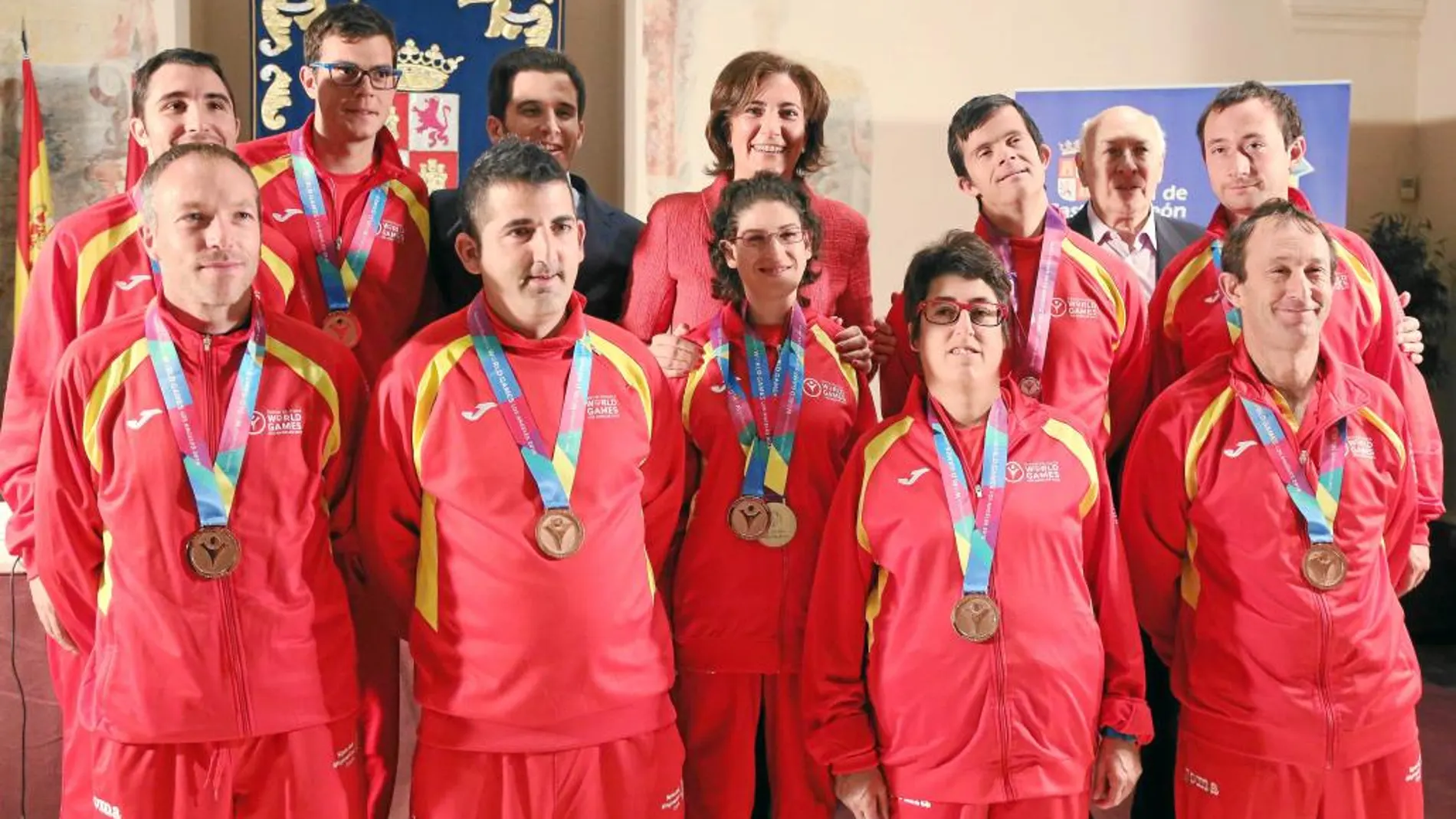 La consejera María Josefa García Cirac, Alfonso Lahuerta y Luis López junto a los medallistas en los Special Olympics