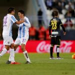 El centrocampista del Málaga Pablo Fornals (d) es felicitado por sus compañero, el centrocampista José Luis Garcia ‘Recio’