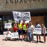 Protesta de docentes discapacitados frente a la sede de la Consejería de Educación, en Sevilla / Foto: La Razón