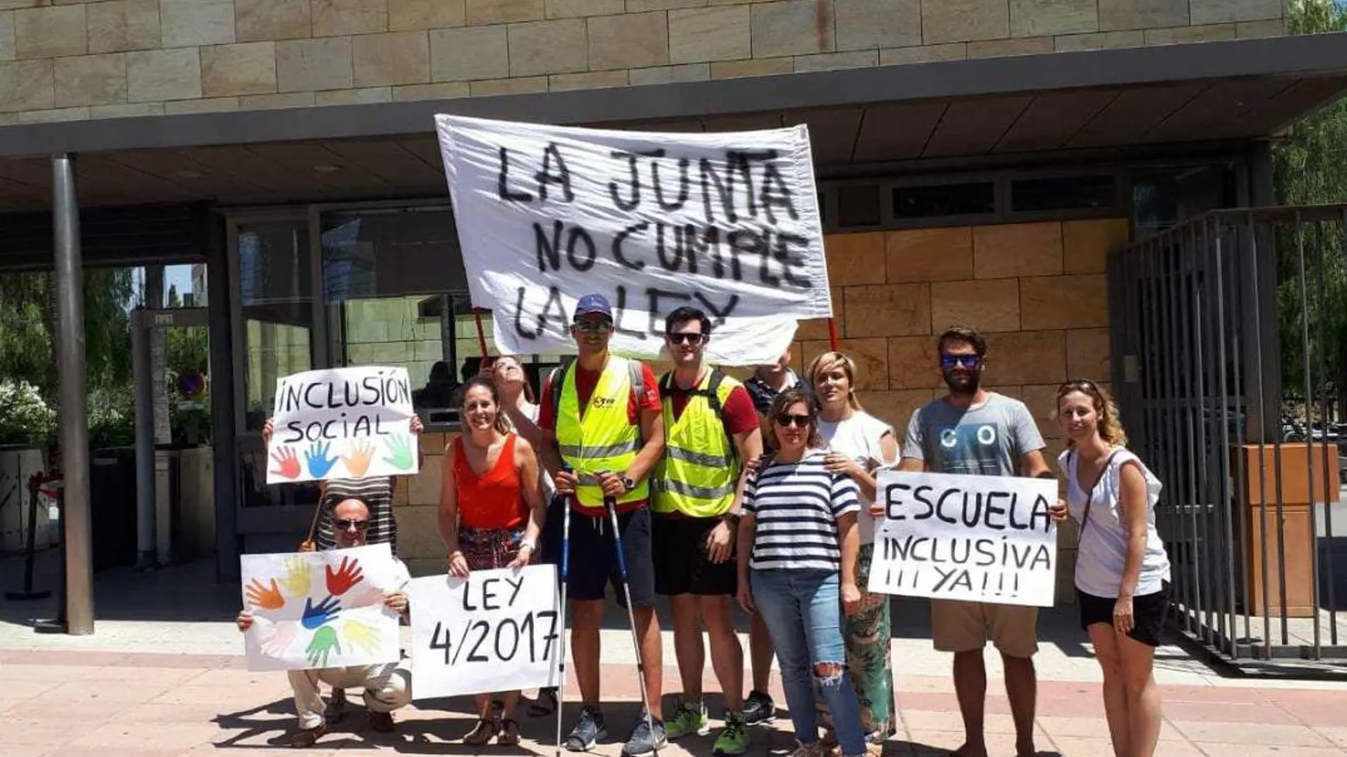 Protesta de docentes discapacitados frente a la sede de la Consejería de Educación, en Sevilla / Foto: La Razón