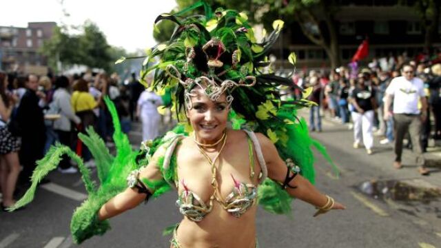 Imagen del pasacalles en el barrio de Notting Hill