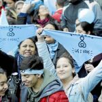 Un grupo de jóvenes antiabortistas frente al Congreso argentino el pasado jueves con el lema de su campaña: «Salvemos las dos vidas»/Efe