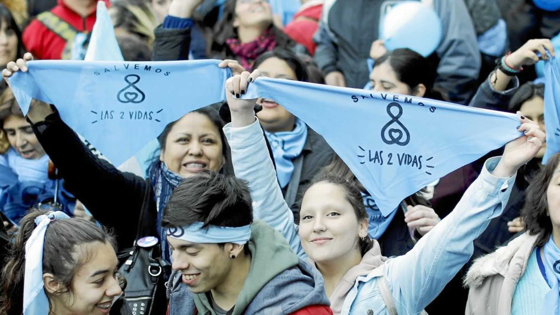 Un grupo de jóvenes antiabortistas frente al Congreso argentino el pasado jueves con el lema de su campaña: «Salvemos las dos vidas»/Efe