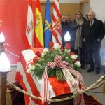 El senador por Asturias Vicente Álvarez Areces (2d) acompaña a familiares de Quini en la capilla ardiente instalada en El Molinón