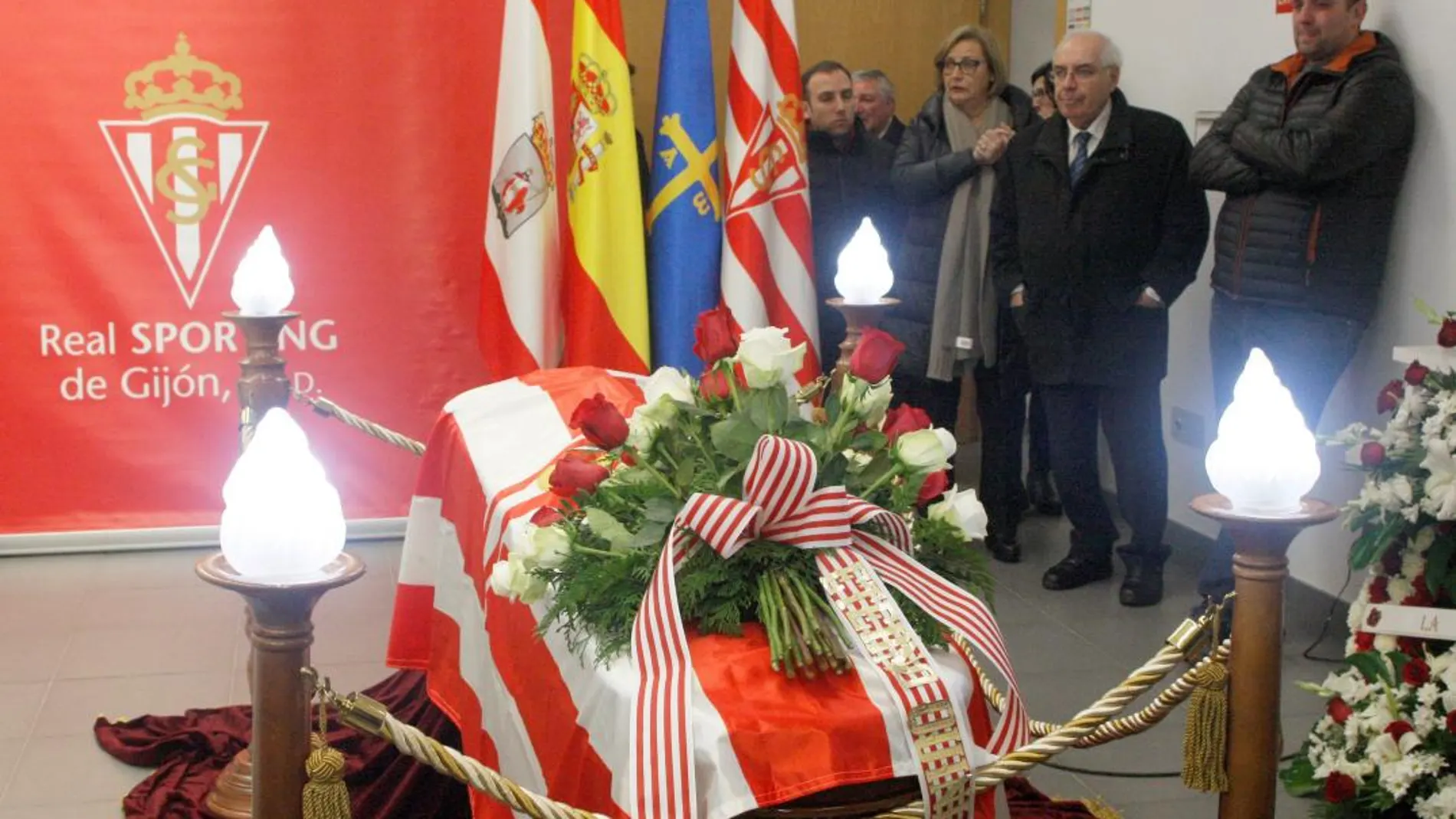 El senador por Asturias Vicente Álvarez Areces (2d) acompaña a familiares de Quini en la capilla ardiente instalada en El Molinón