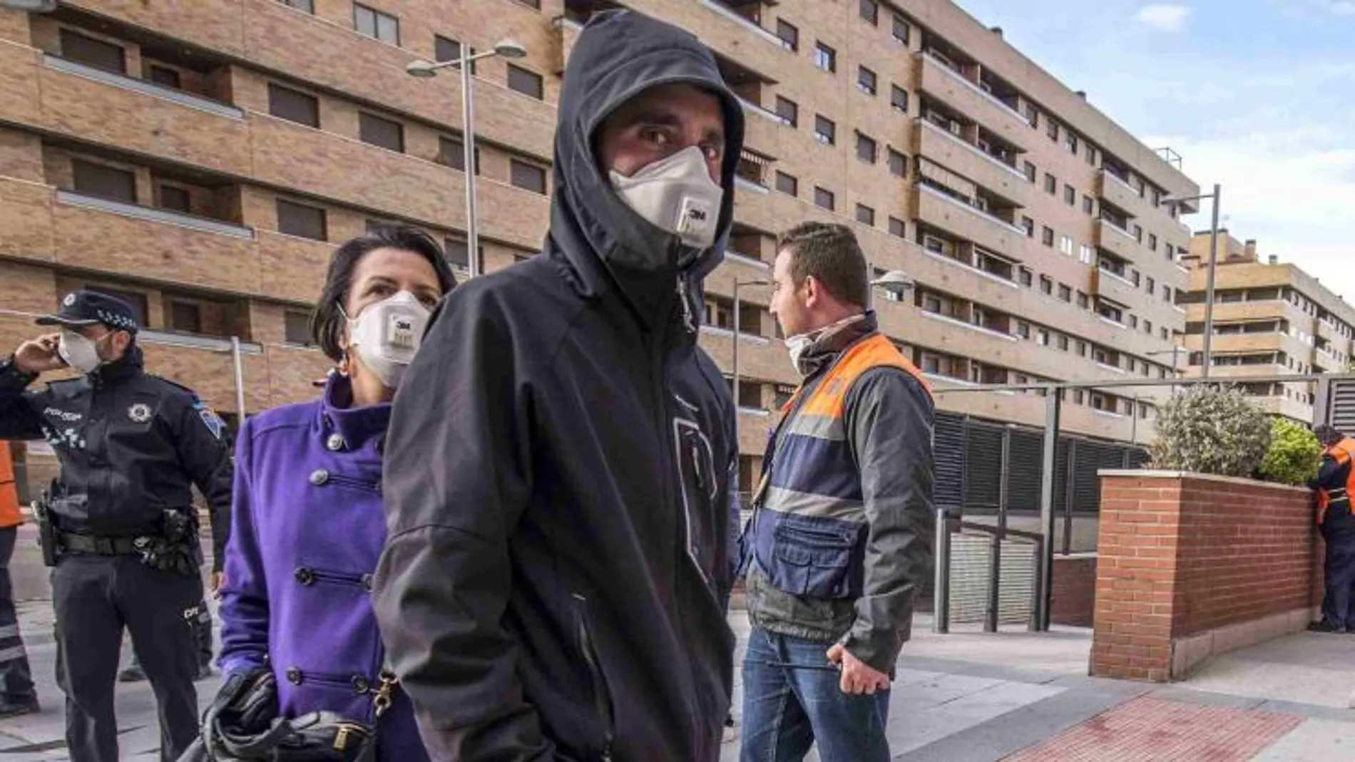 Varias personas con mascarilla durante el desalojo de los vecinos de la urbanización El Quiñon de Seseña (Toledo).