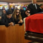 La esposa del ex presidente venezolano, Carlos Andrés Pérez, Cecilia Matos (i), y sus hijas, Cecilia Victoria Pérez (c) y María Francia Pérez (d), lloran durante la ceremonia celebrada en la iglesia católica St. Thomas en Miami, Florida (EEUU)