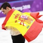 El patinador español Javier Fernández tras recibir su medalla de bronce en los Juegos Olímpicos de PyeongChang
