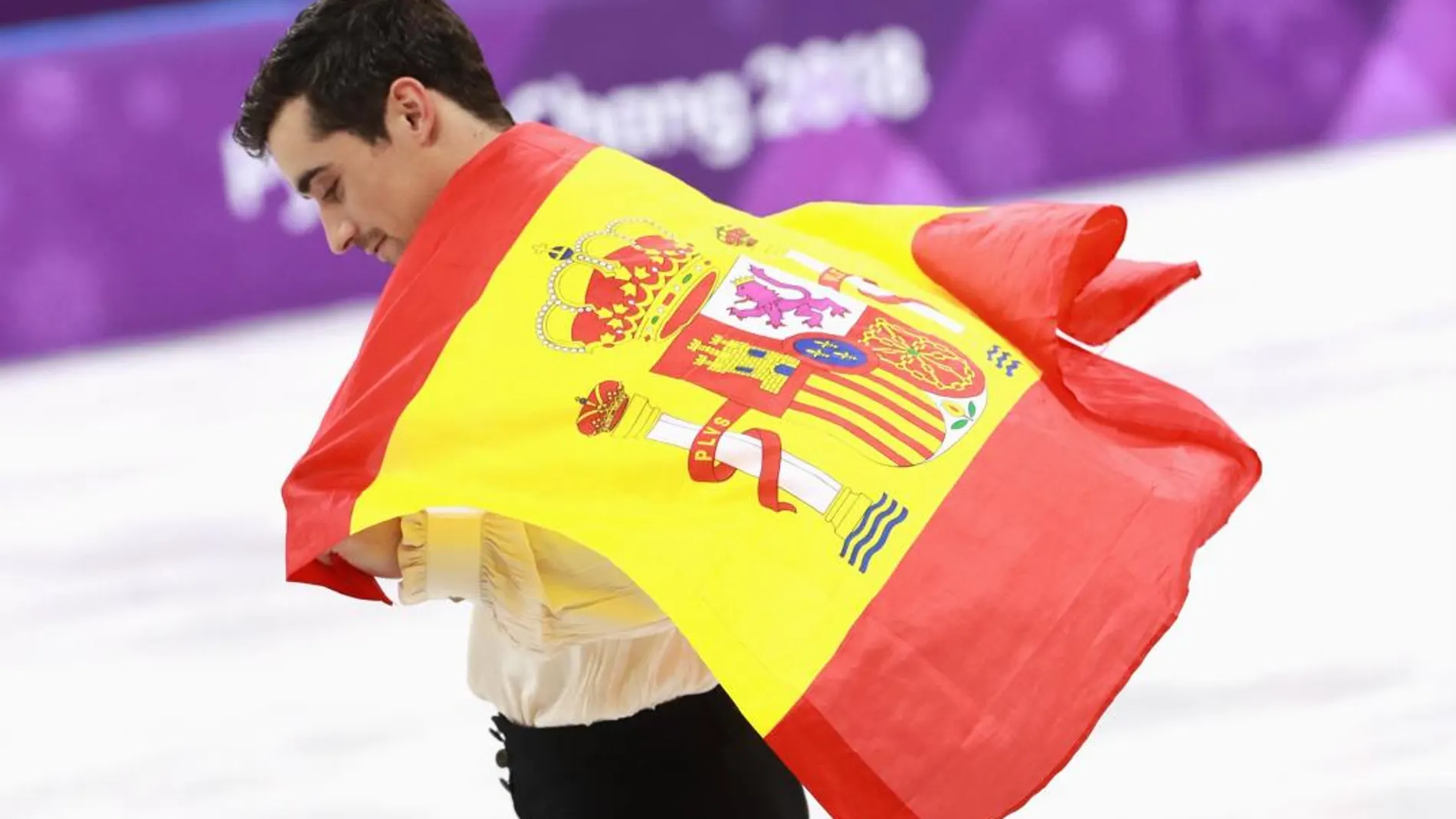 El patinador español Javier Fernández tras recibir su medalla de bronce en los Juegos Olímpicos de PyeongChang