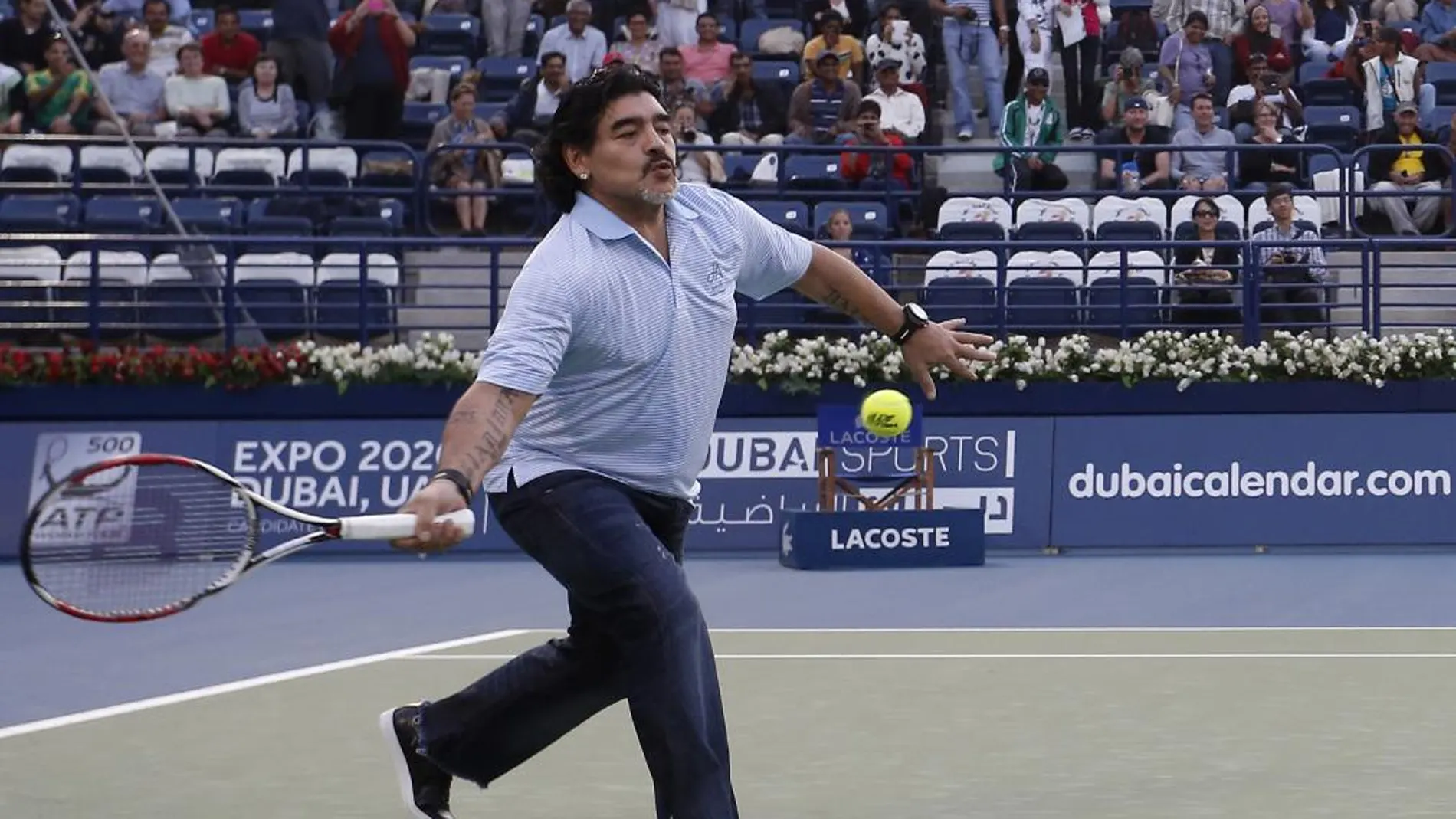 Maradona cambia el balón por la raqueta