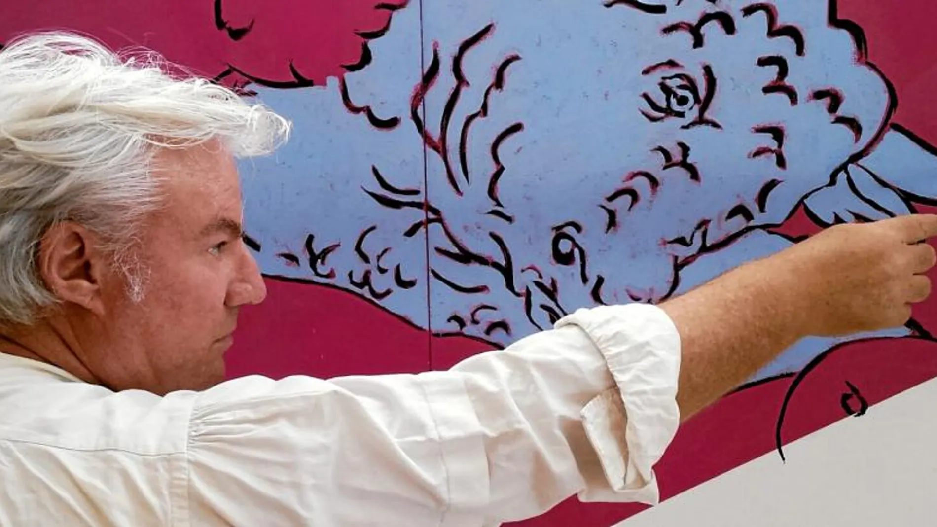 Loren, en su taller de trabajo, realiza una pintura taurina, en la que se observa un minotauro