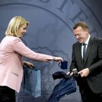 Traspaso de poder entre la ex primera ministra danes, Helle Thorning-Schmidt y su sucesor, Lars Lokke Rasmussen
