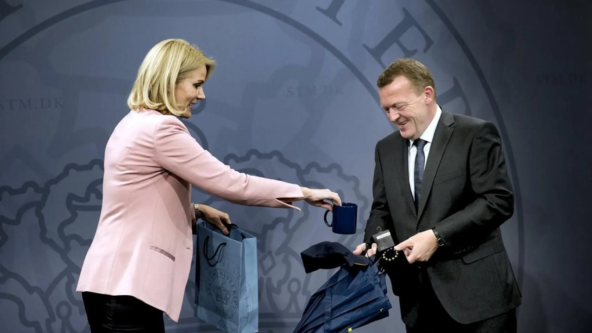 Traspaso de poder entre la ex primera ministra danes, Helle Thorning-Schmidt y su sucesor, Lars Lokke Rasmussen