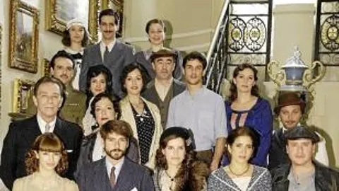 Gómez, con los actores de la serie