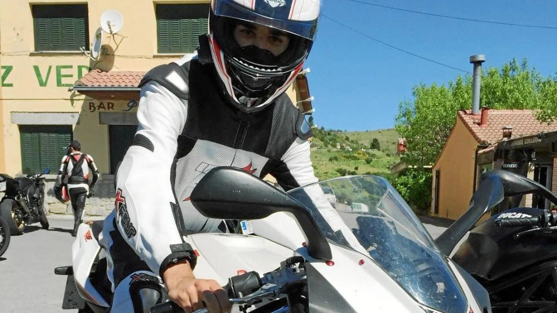 Iván García tenía 21 años y era motorista aficionado. El día del accidente iba en su Aprilia RS 125 blanca y negra/Foto cedida por la familia