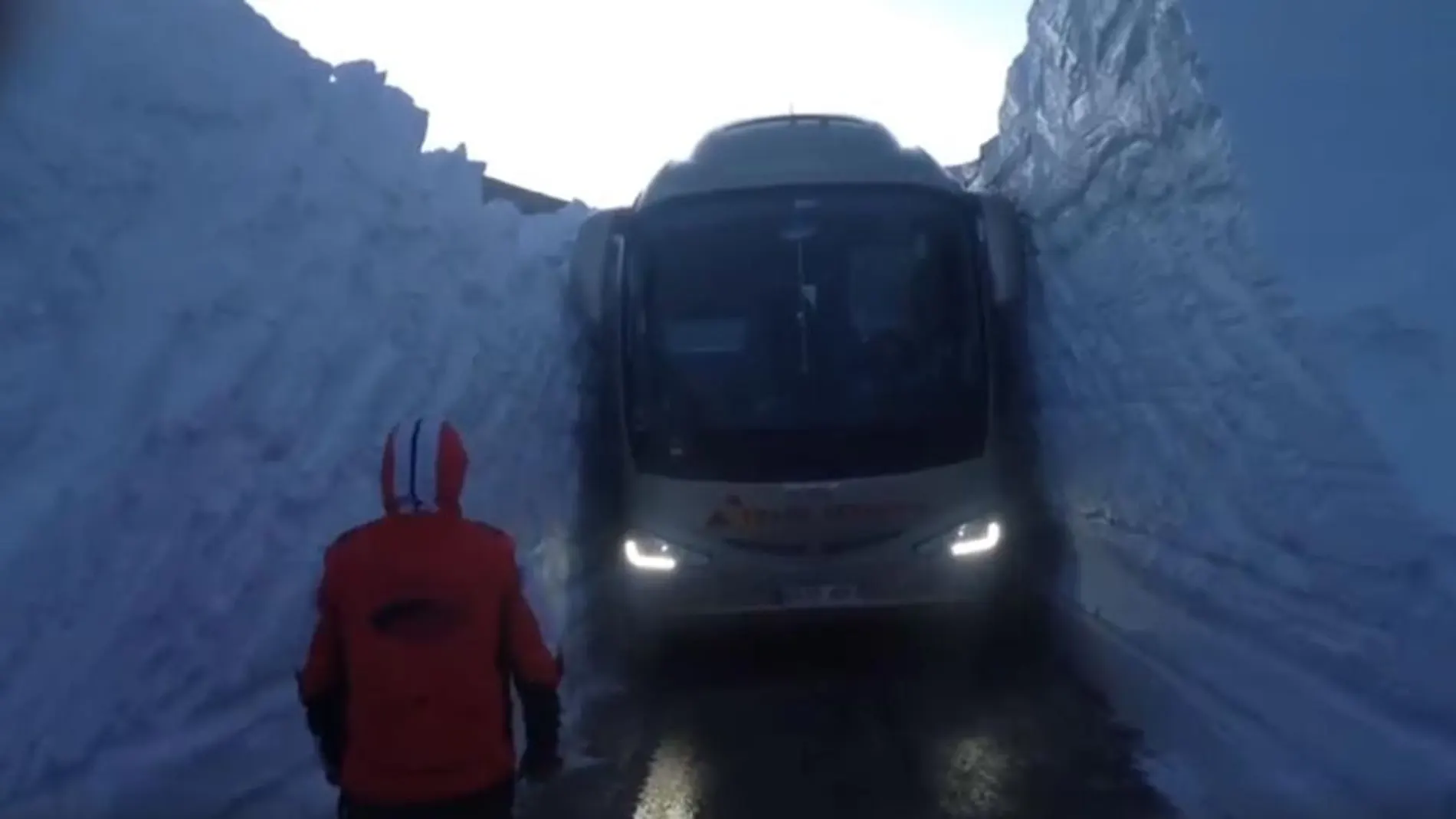 El autobús logró pasar a ras de las paredes de nieve que flanqueaban la calzada