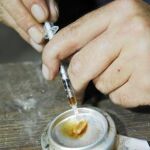Un hombre consumiendo cocaína