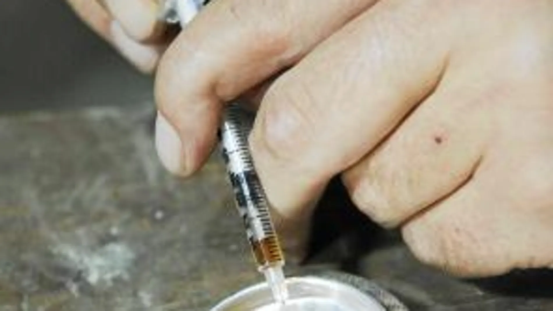 Un hombre consumiendo cocaína