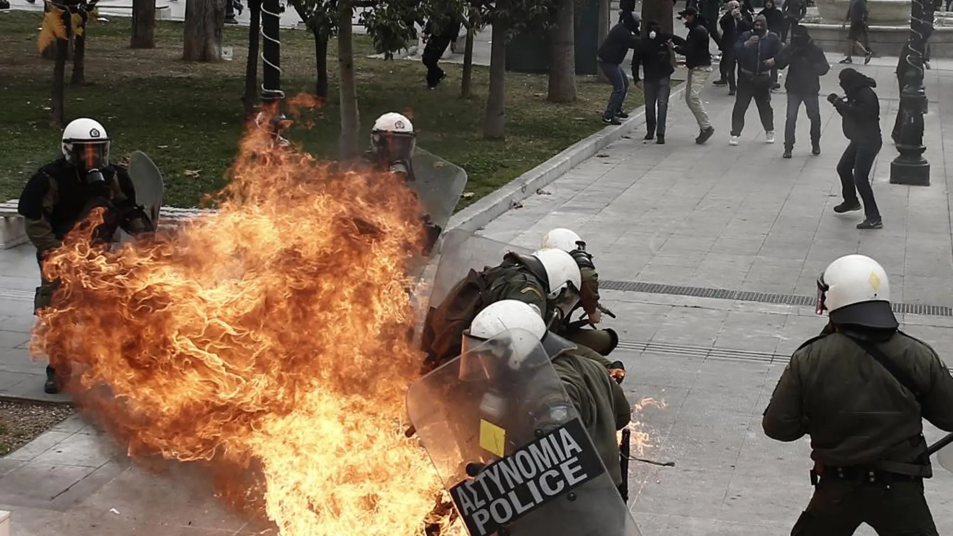 Grupos anarquistas han lanzado cócteles molotov durante la manifestación en Atenas