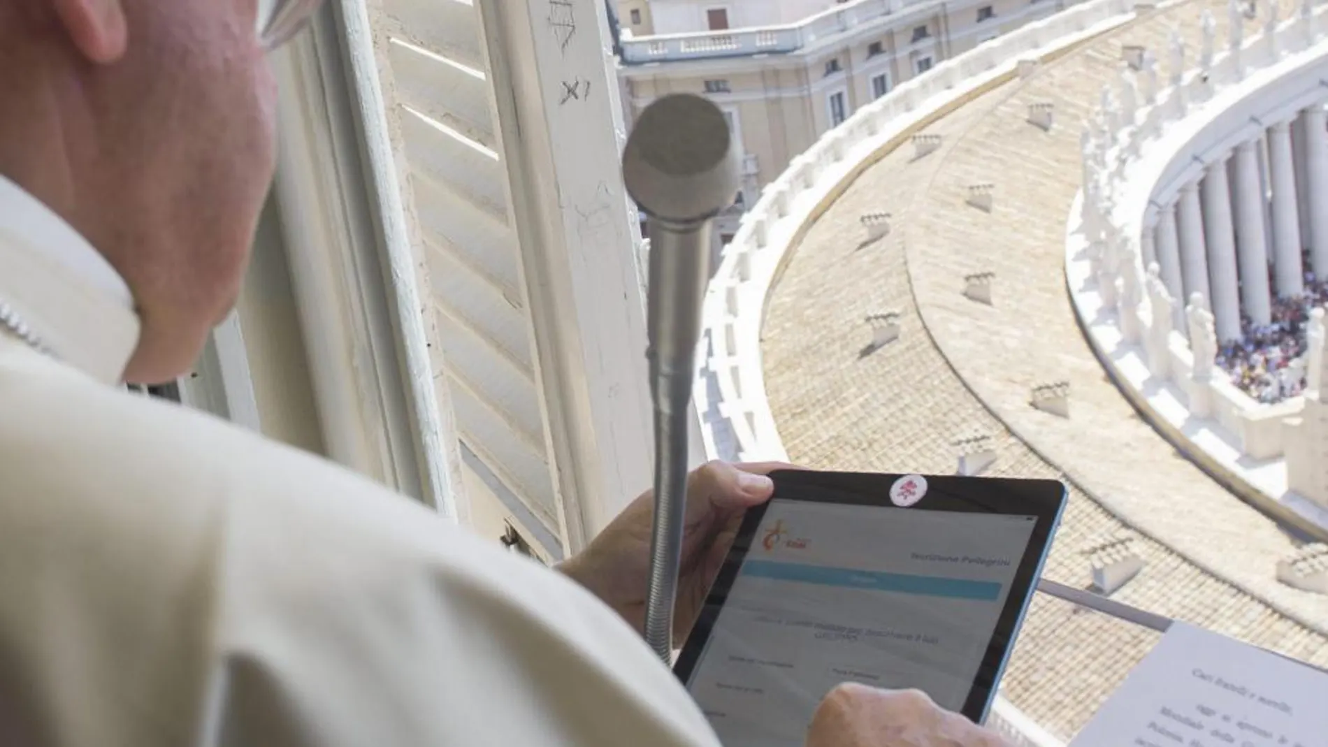 El Papa Francisco usando una tablet