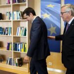 Alexis Tsipras, junto al presidente de la Cpomisión Europea, Jean-Claude Juncker.