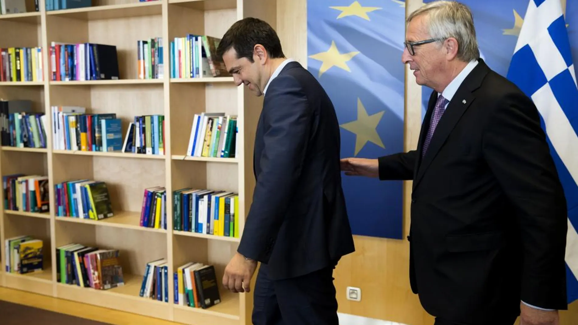 Alexis Tsipras, junto al presidente de la Cpomisión Europea, Jean-Claude Juncker.