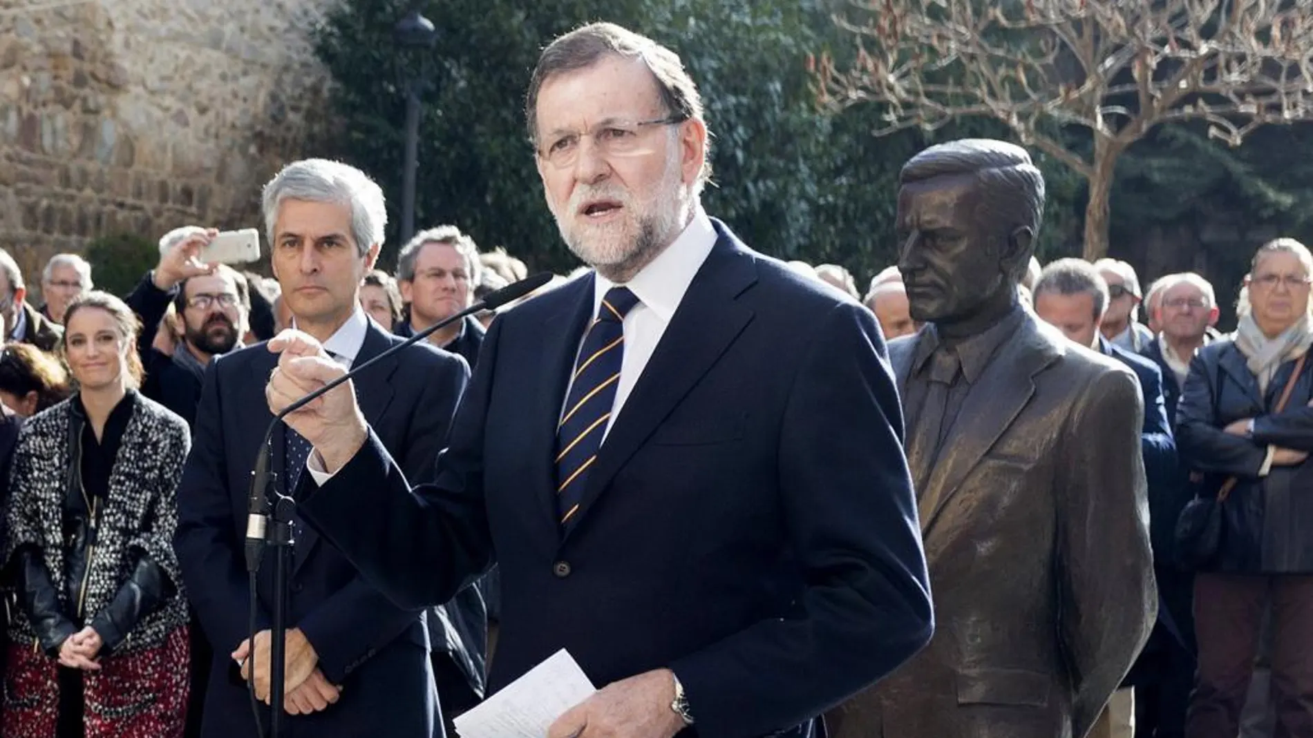 Mariano Rajoy con Suárez Illana, junto a una escultura de Adolfo Suárez