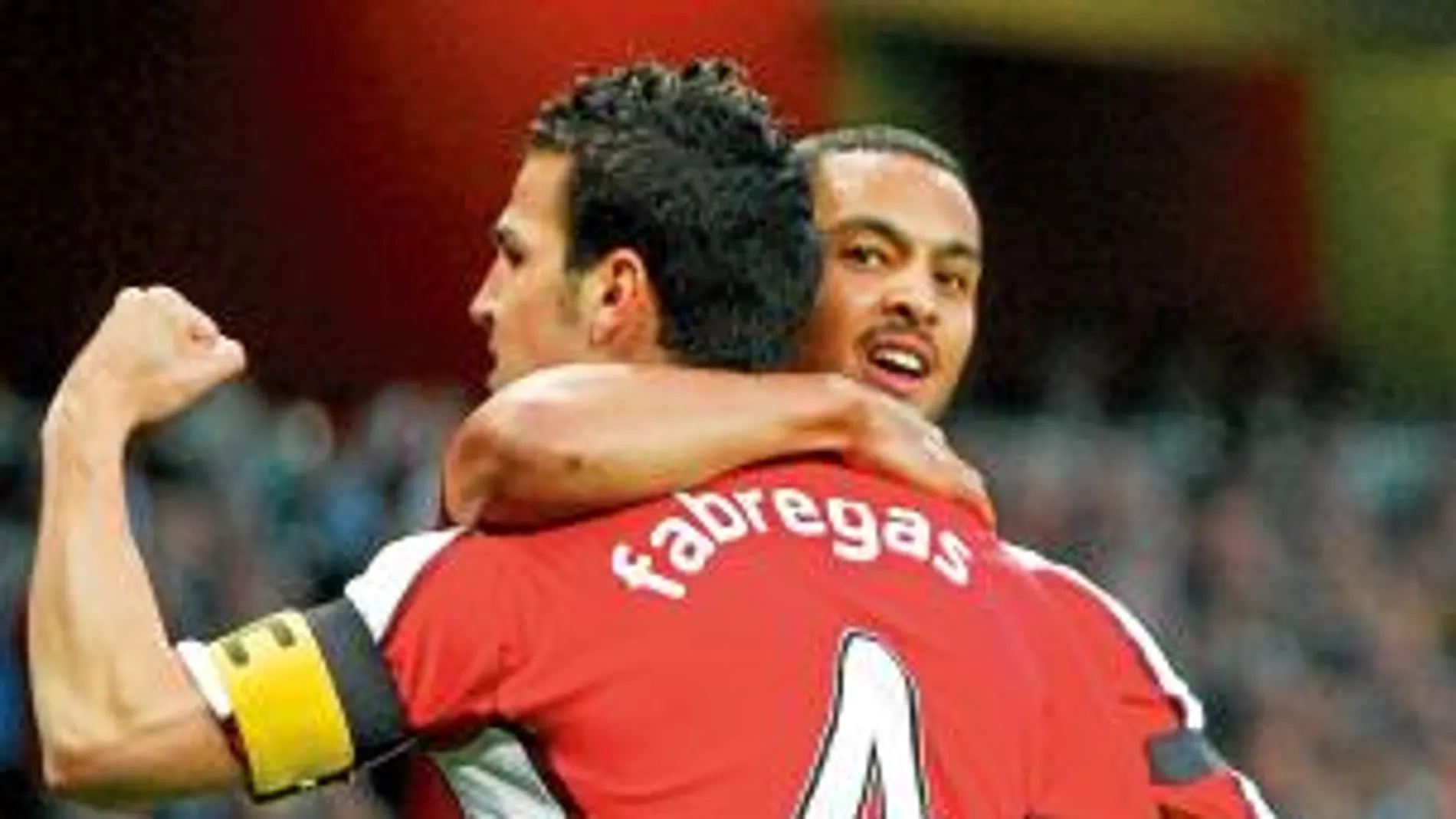 Cesc abraza a Walcott para celebrar su gol ante el Villarreal