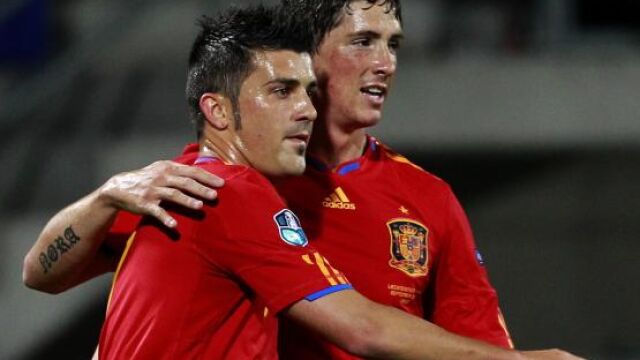Villa y Torres se abrazan para celebrar uno de los goles de España
