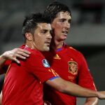 Villa y Torres se abrazan para celebrar uno de los goles de España