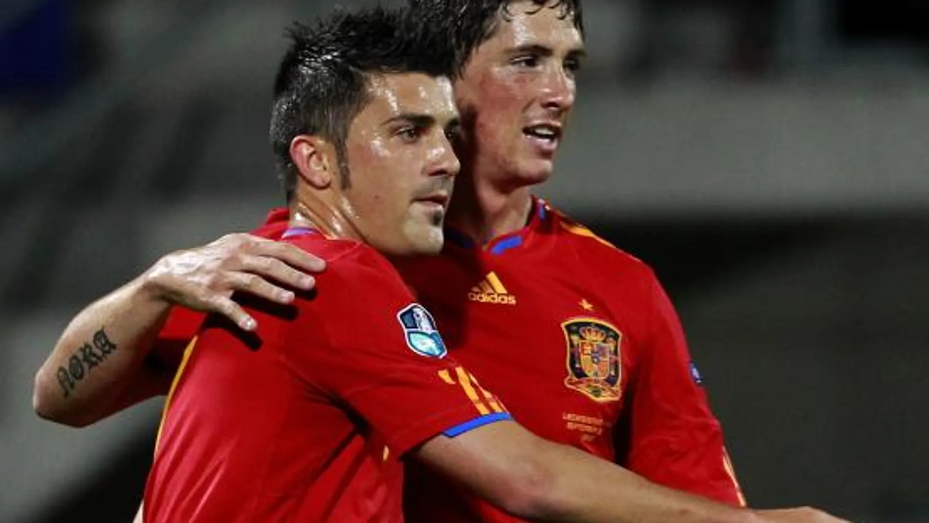 Villa y Torres se abrazan para celebrar uno de los goles de España