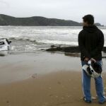 Un coche arrastrado hasta la playa de Verdicio, en Asturias