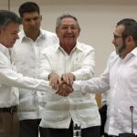 Raúl Castro aprieta las manos del presidente de Colombia Juan Manuel Santos y el máximo líder de las FARC, Rodrigo Londoño alias "Timochenko".