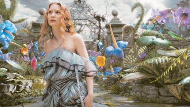 Jonnhy Depp, actor fetiche de Burton, trabaja otra vez con él en su nuevo filme. Alicia (Mia Wasikowska) (foto 2)