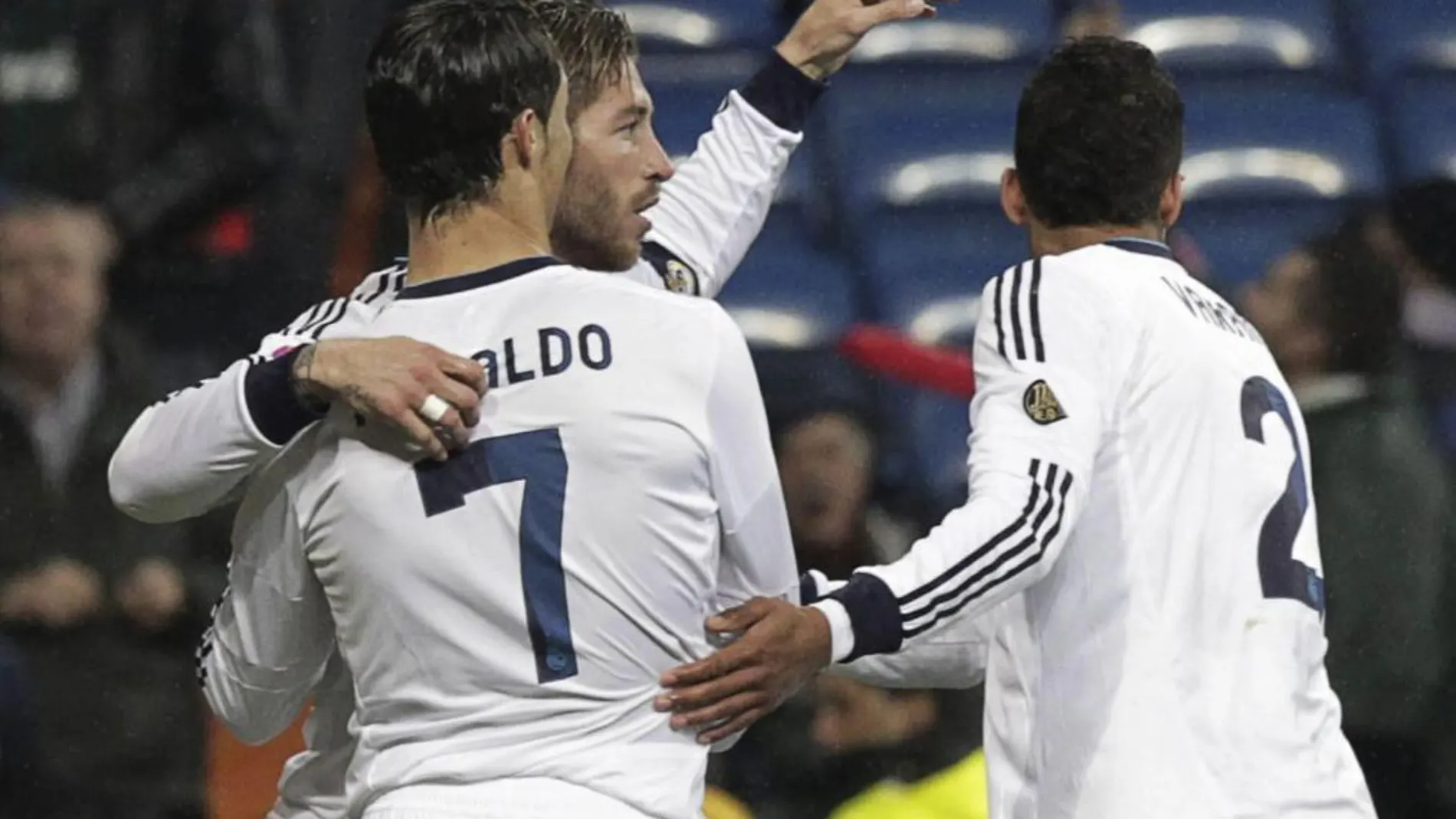 El defensa del Real Madrid Sergio Ramos (detrás) celebra con sus compañeros Cristiano Ronaldo y Raphael Varane (d) la consecución del segundo gol