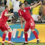 Rooney y Lampard miran al juez de línea para protestar por el gol que no concedió al centrocampista inglés