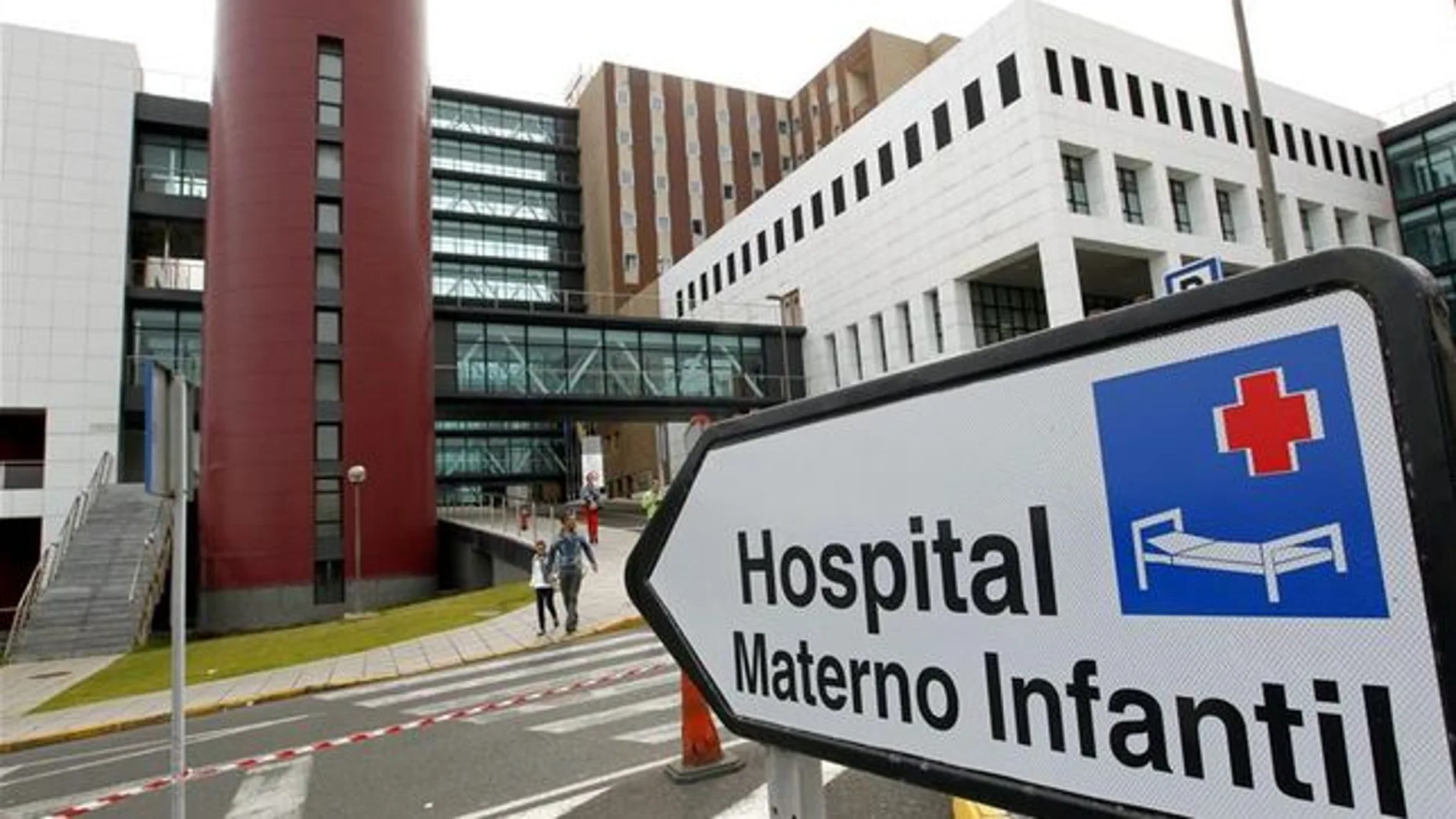 la niña fue trasladada en una ambulancia medicalizada hasta el Complejo Hospitalario Universitario Insular-Materno Infantil, en Las Palmas de Gran Canaria.