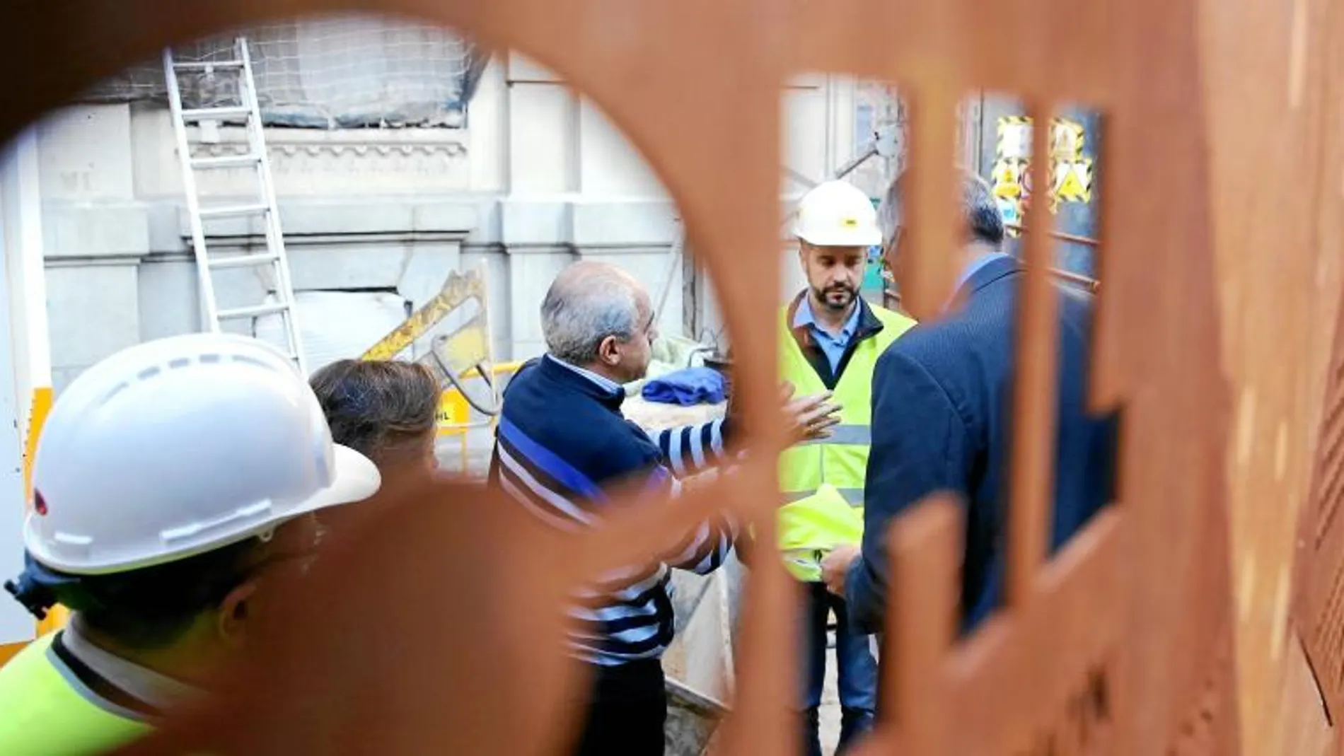 Empleados del juzgado entregaron ayer a las 9:30 horas en Canalejas la instrucción de paralización de las obras