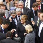 La canciller, Angela Merkel, deposita su voto durante la sesión en el Bundestag.