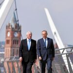 John Major y Tony Blair atraviesan el Puente de la Paz en Derry (Ulster)