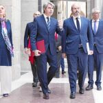 El presidente en funciones de la Comunidad de Madrid, Ángel Garrido, con su equipo, ayer, en la sede de la Puerta del Sol
