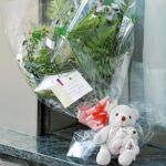 El hotel Miramar de Lloret amaneció ayer con peluches y ramos de flores en la puerta, en recuerdo de los dos pequeños fallecidos