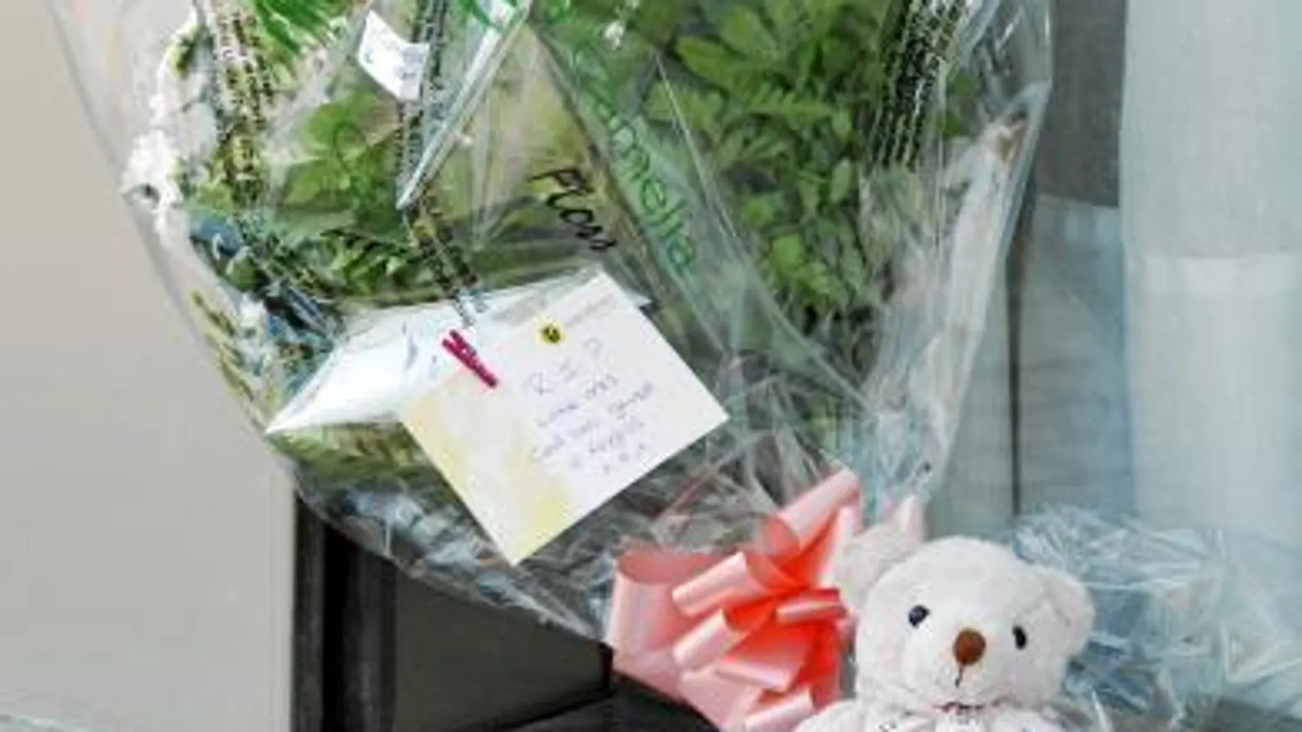 El hotel Miramar de Lloret amaneció ayer con peluches y ramos de flores en la puerta, en recuerdo de los dos pequeños fallecidos