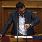 El primer ministro griego, Alexis Tsipras, asiste a una sesión parlamentaria en Atenas (Grecia) hoy
