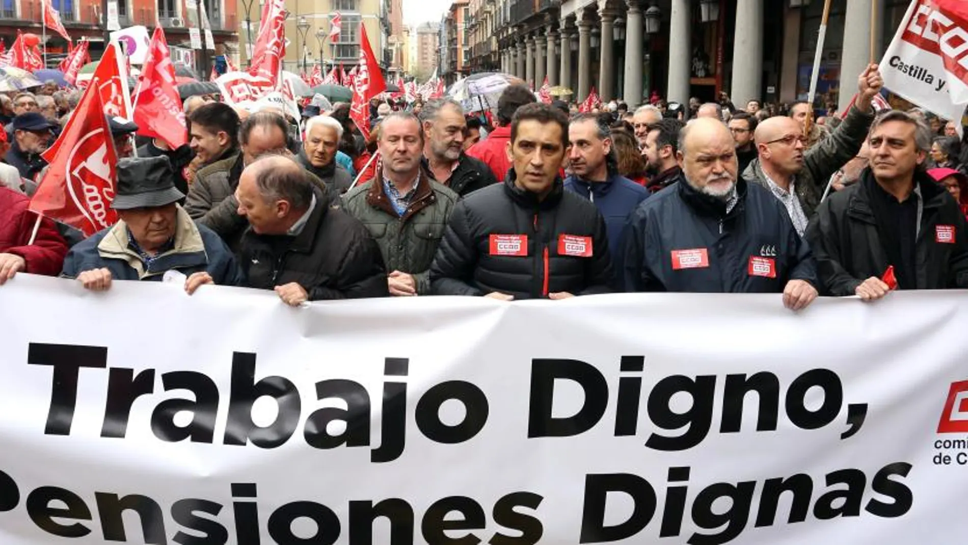 Los líderes sindicalistas de UGT y Comisiones Obreras, Faustino Temprano y Vicente Andrés, encabezaron la marcha organizada en Valladolid, con la presencia también de representantes de las organizaciones agrarias