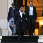 Alexis Tsipras junto a Nikos Pappas (R) y al portavoz, Gabriel Sakelaridis