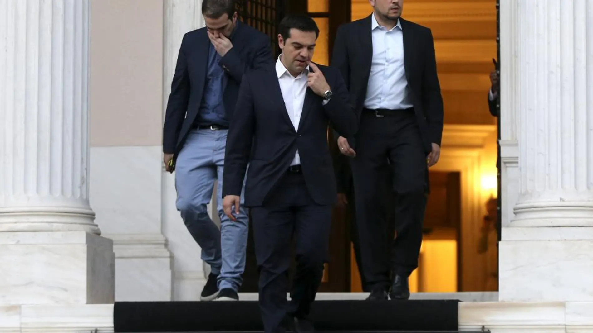 Alexis Tsipras junto a Nikos Pappas (R) y al portavoz, Gabriel Sakelaridis