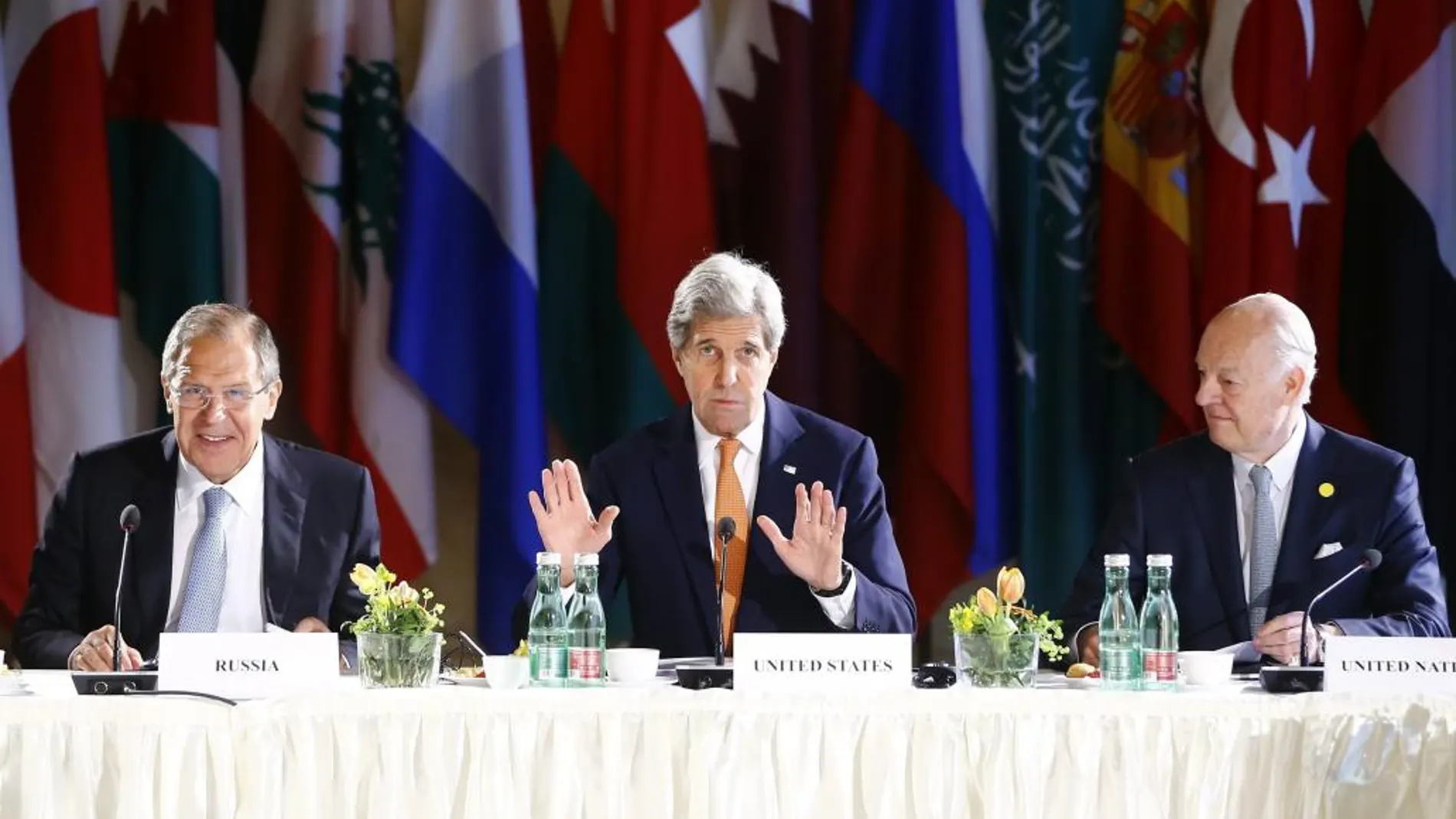 El secretario de Estado de EE.UU., John Kerry (c); el ministro de Asuntos Exteriores de Rusia, Serguéi Lavrov (i), y el enviado especial de las Naciones Unidas para Siria, Staffan de Mistura