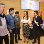 La presidenta de las Cortes, Silvia Clemente, conversa con Toño Ortega y Félix Pérez, de Candeal, en presencia del saxofonista José Luis Rodríguez, del alcalde de Villalar, Luis Alonso, y del director de la Fundación Villalar-Castilla y León, Juan Zapatero